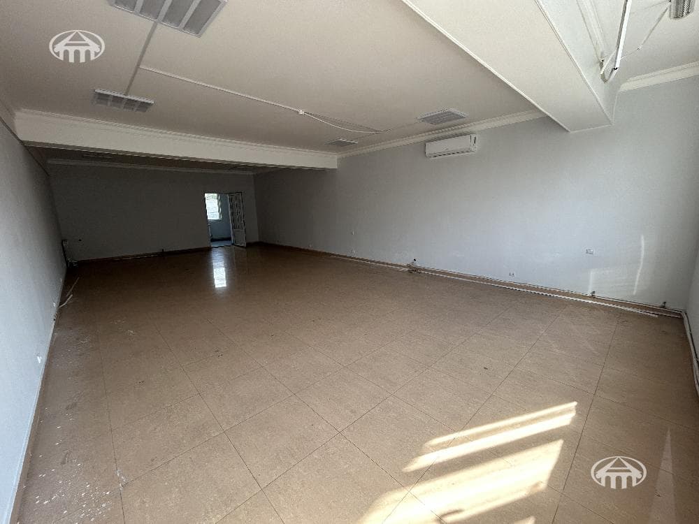 Գրասենյակ · 240 մ² · Կենտրոն