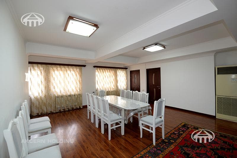 Առանձնատուն · 5 սեն. · 216 մ² · Կենտրոն