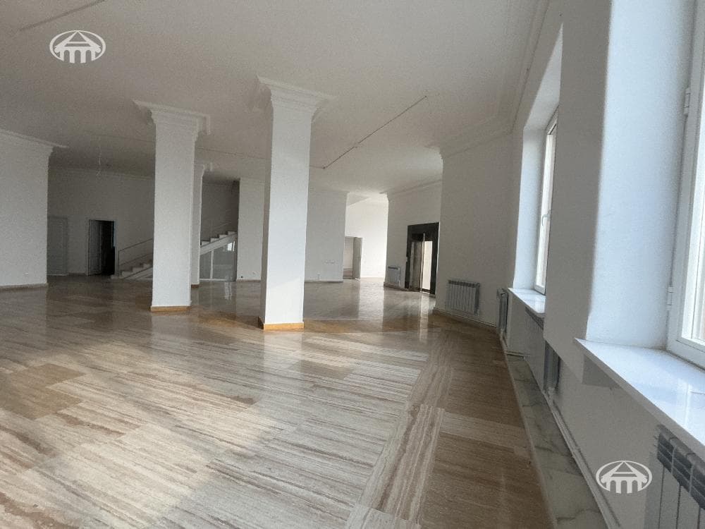 Hotel · 9 rooms · 956 m² · Kentron