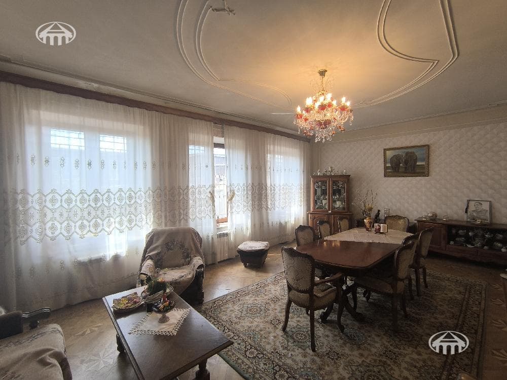 Дом · 6 комн. · 376 м² · Аван