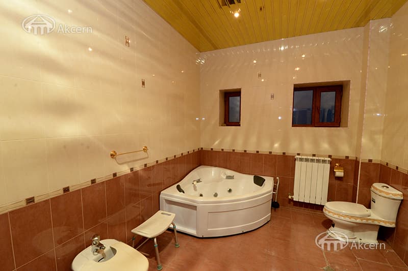 Առանձնատուն · 7 սեն. · 680 մ² · Կենտրոն