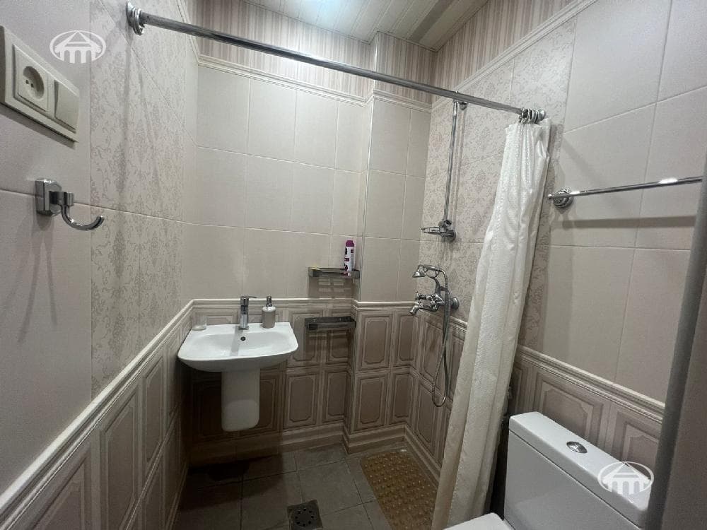 Hotel · 3 rooms · 80 m² · Kentron