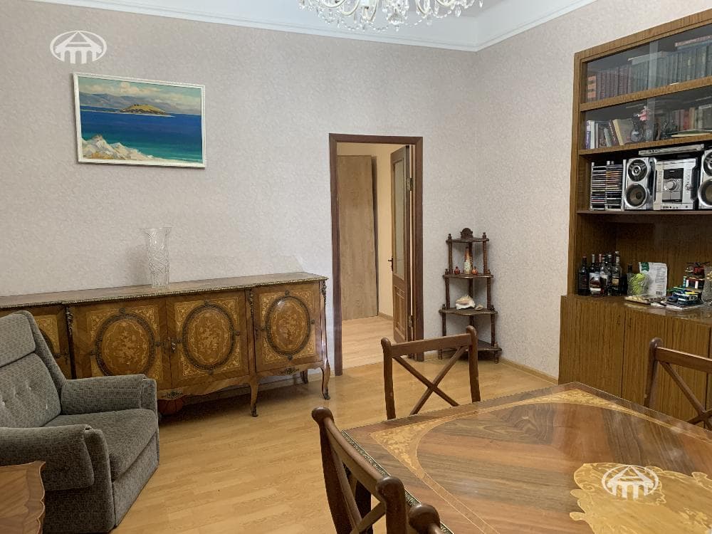 House · 3 rooms · 316 m² · Kentron