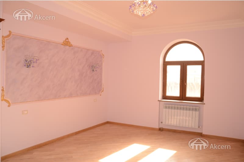 Дом · 5 комн. · 467 м² · Кентрон