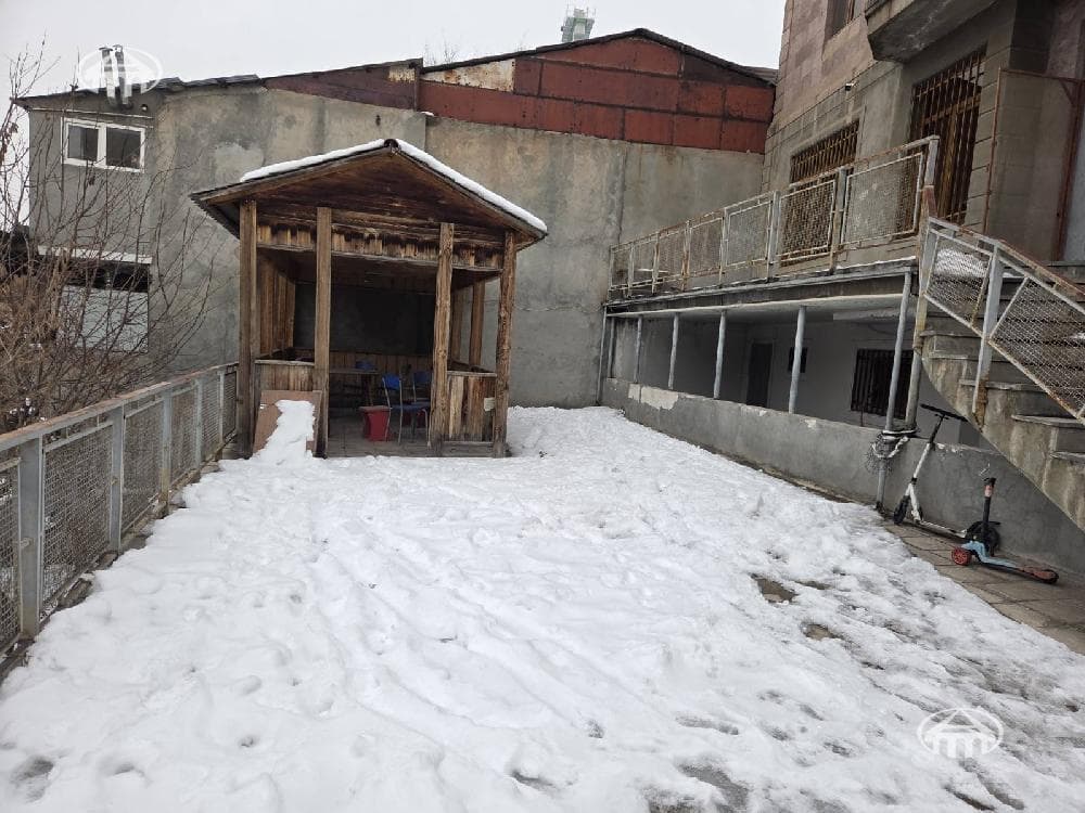 House · 6 rooms · 865 m² · Arabkir