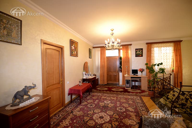 Mansion · 5 rooms · 372 m² · v. Arinj