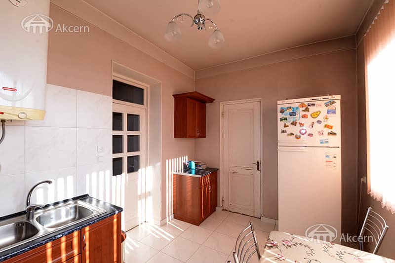 House · 7 rooms · 460 m² · Kentron