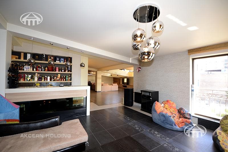 House · 5 rooms · 678 m² · Kentron