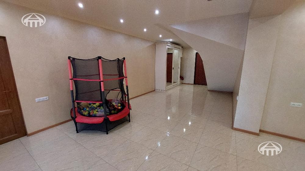 House · 6 rooms · 345 m² · Kanaker-Zeytun