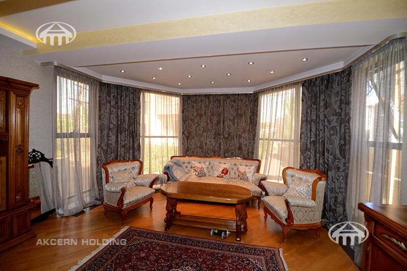 House · 5 rooms · 678 m² · Kentron