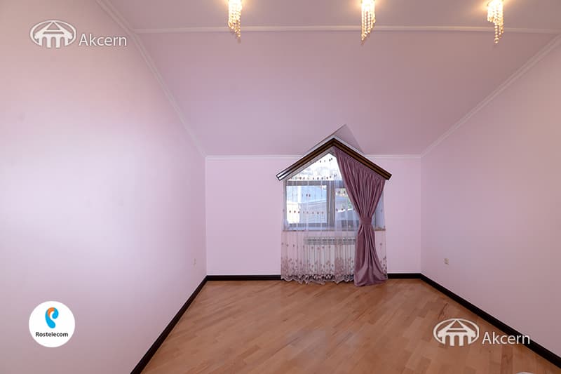 Առանձնատուն · 5 սեն. · 245 մ² · Կենտրոն