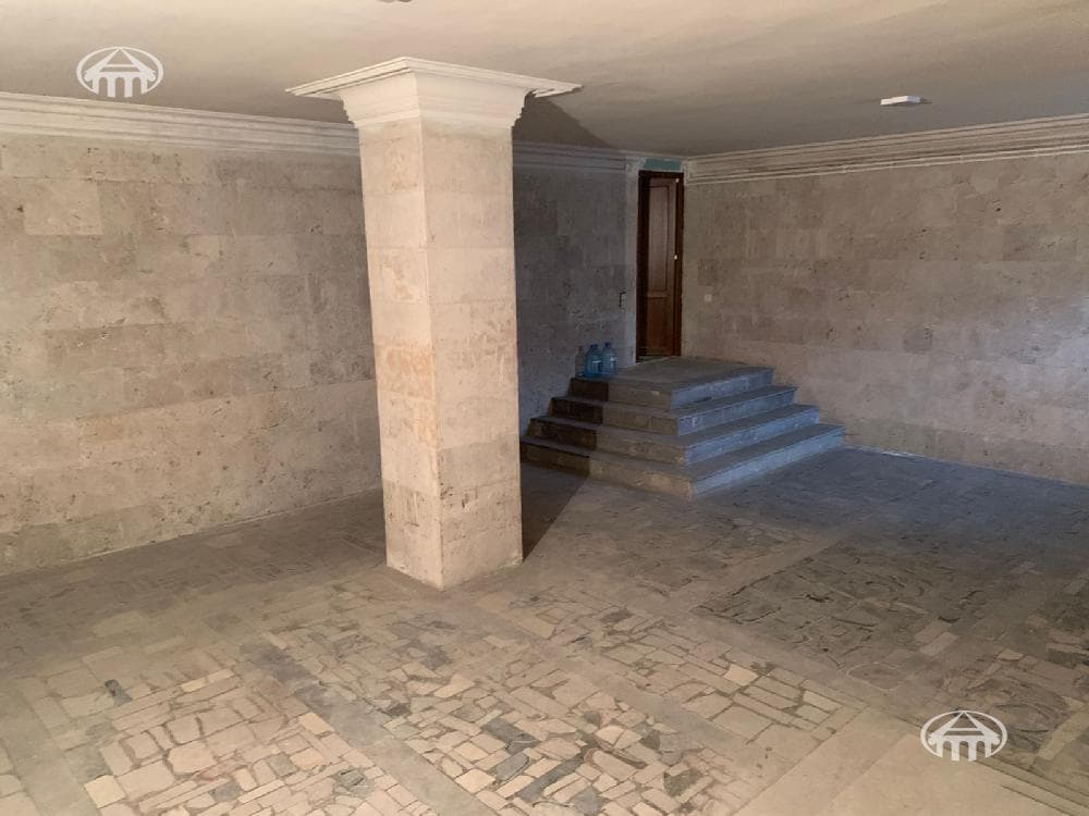 House · 6 rooms · 537 m² · Kentron