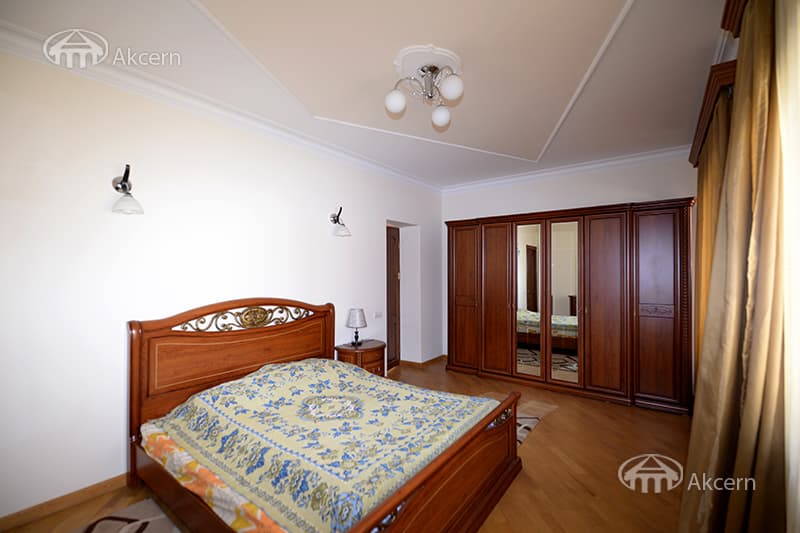 Особняк · 4 комн. · 240 м² · Аджапняк