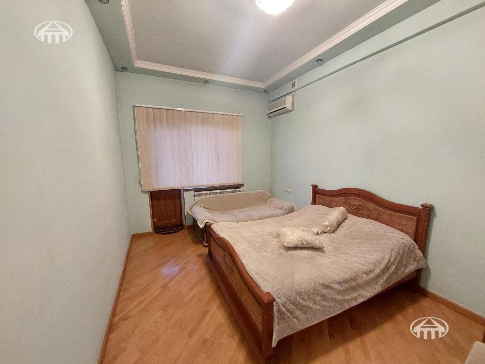 House · 5 rooms · 330 m² · Kentron