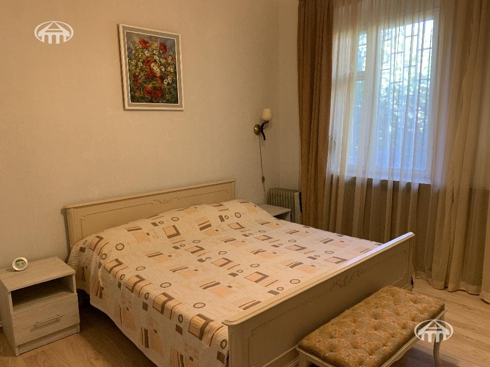 House · 3 rooms · 316 m² · Kentron