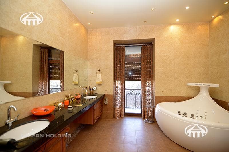 Apartment · 4 rooms · 288 m² · Kentron