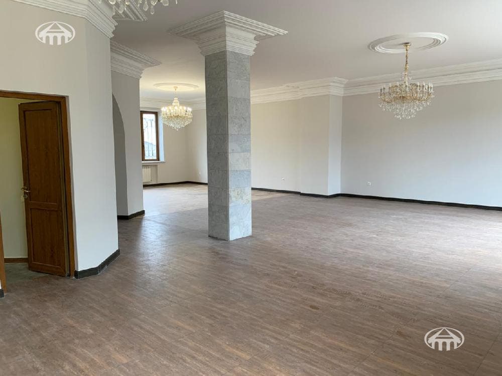 House · 6 rooms · 537 m² · Kentron