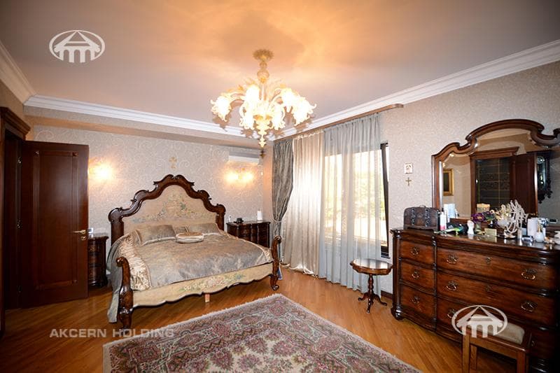House · 5 rooms · 678 m² · Kentron