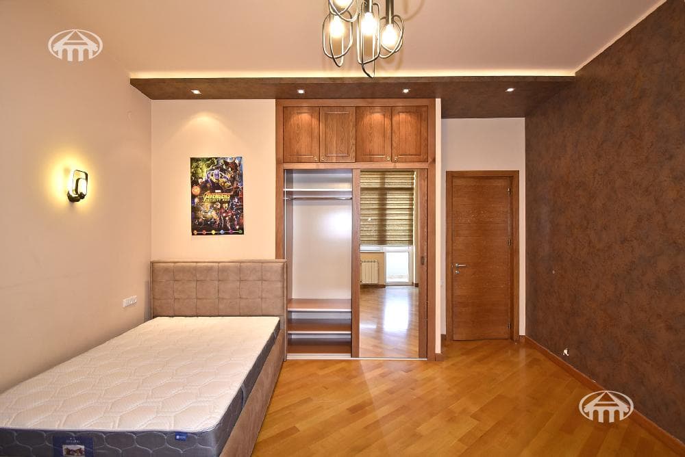 Квартира · 4 комн. · 181 м² · Кентрон