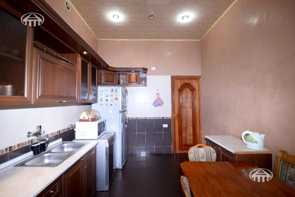 Սեփական տուն · 4 սեն. · 285 մ² · Էրեբունի