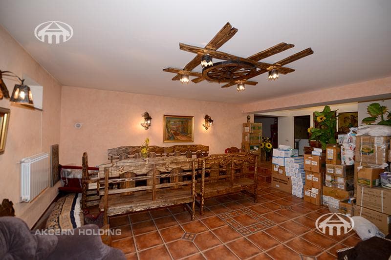 House · 5 rooms · 678 m² · Kentron
