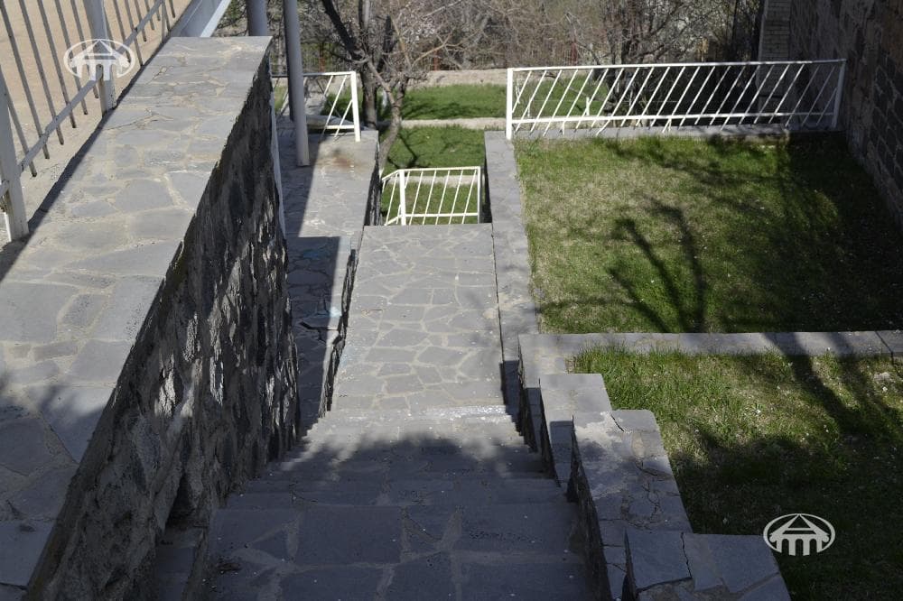 Ամառանոց · 4 սեն. · 210 մ² · Արզական