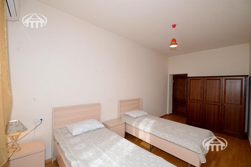 House · 6 rooms · 273 m² · Arabkir