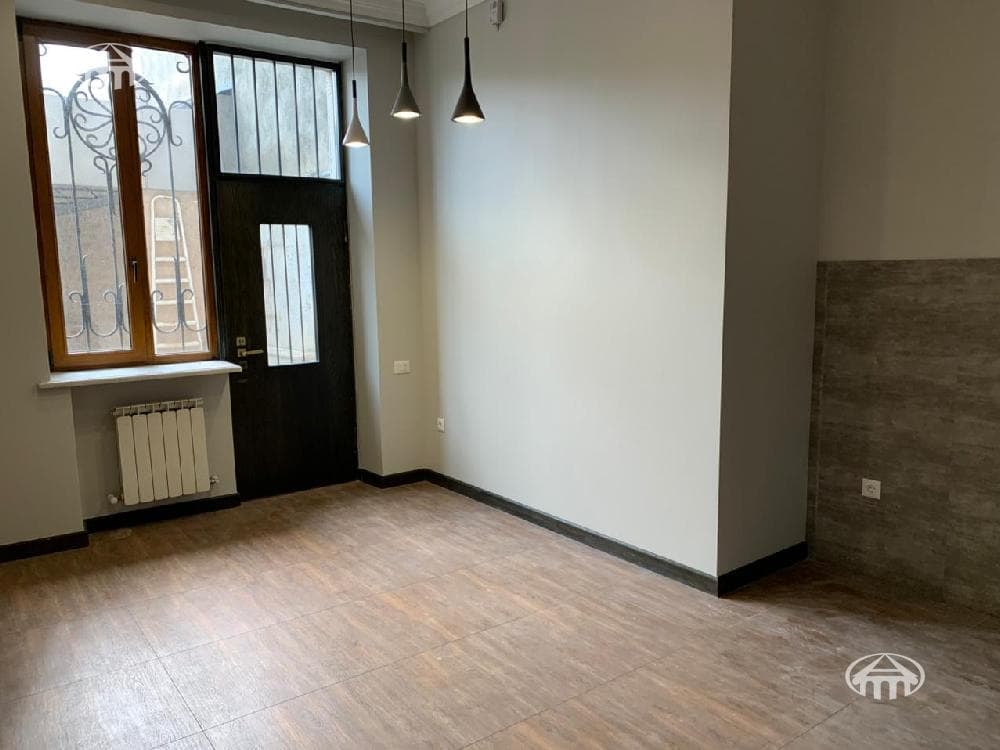 House · 6 rooms · 537 m² · Kentron