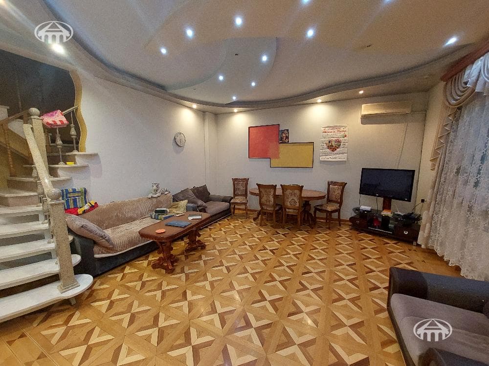 House · 5 rooms · 330 m² · Kentron