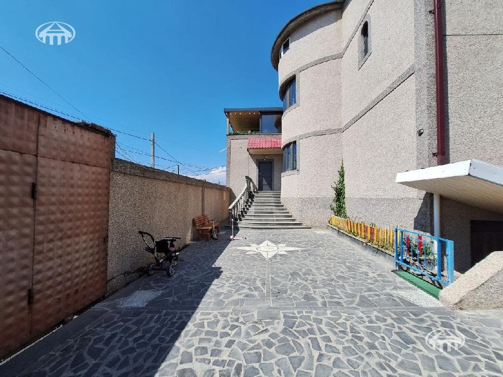 Commercial property · 440 m² · Jrvej