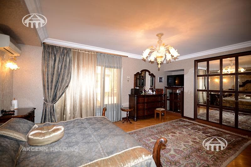 House · 5 rooms · 678 m² · Kentron