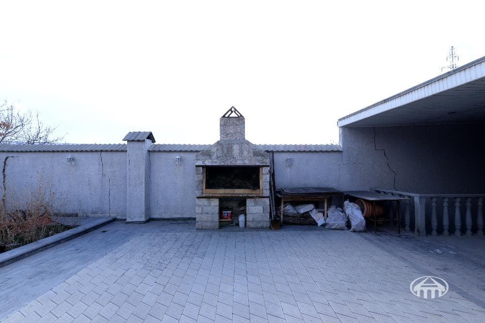 Սեփական տուն · 4 սեն. · 285 մ² · Էրեբունի