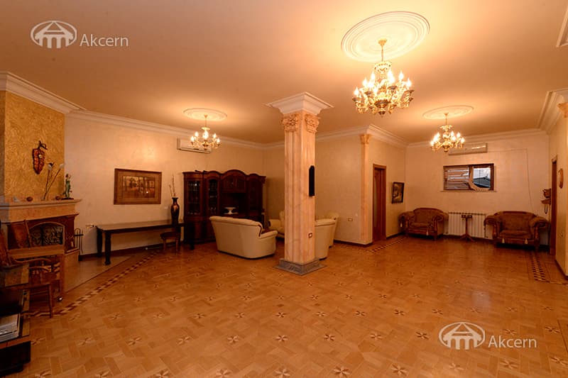 Առանձնատուն · 7 սեն. · 680 մ² · Կենտրոն