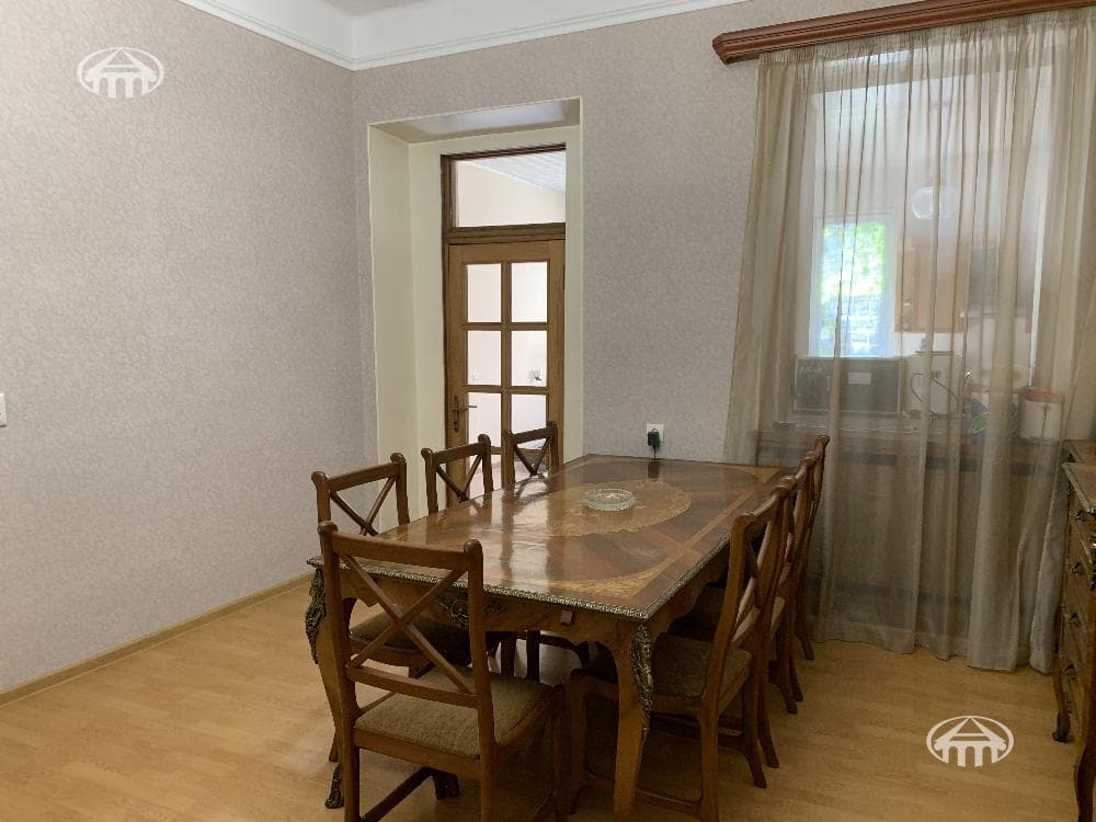 House · 3 rooms · 316 m² · Kentron