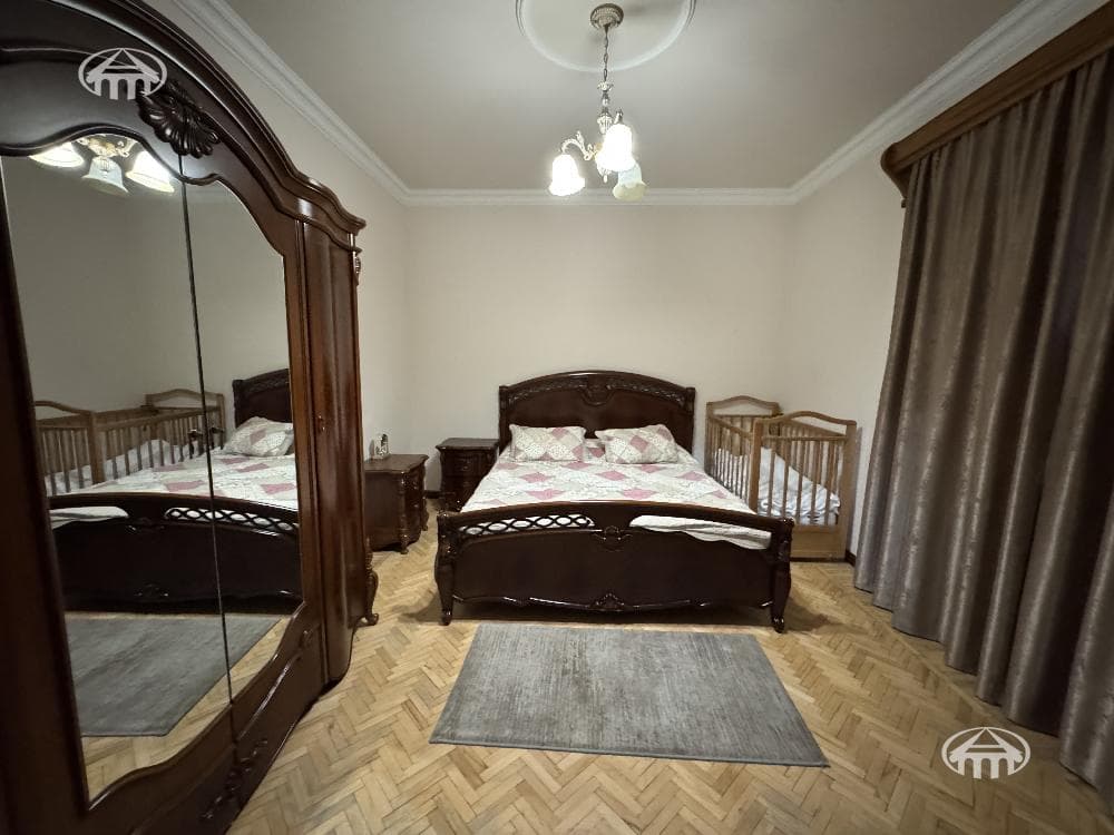 House · 5 rooms · 242 m² · Kentron