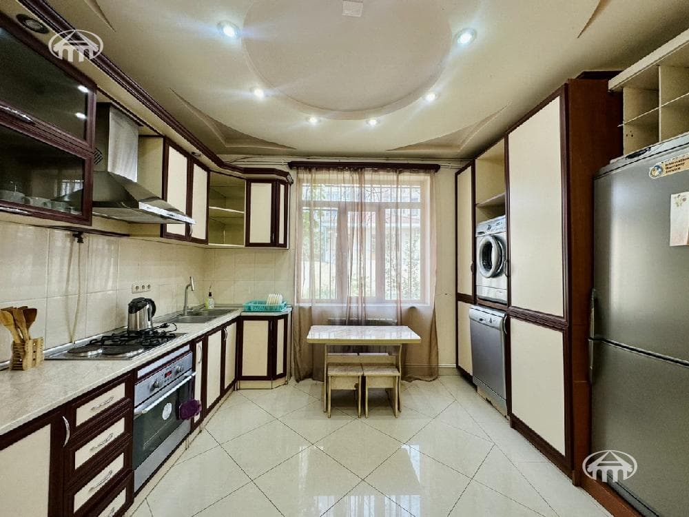 Mansion · 4 rooms · 220 m² · Arabkir