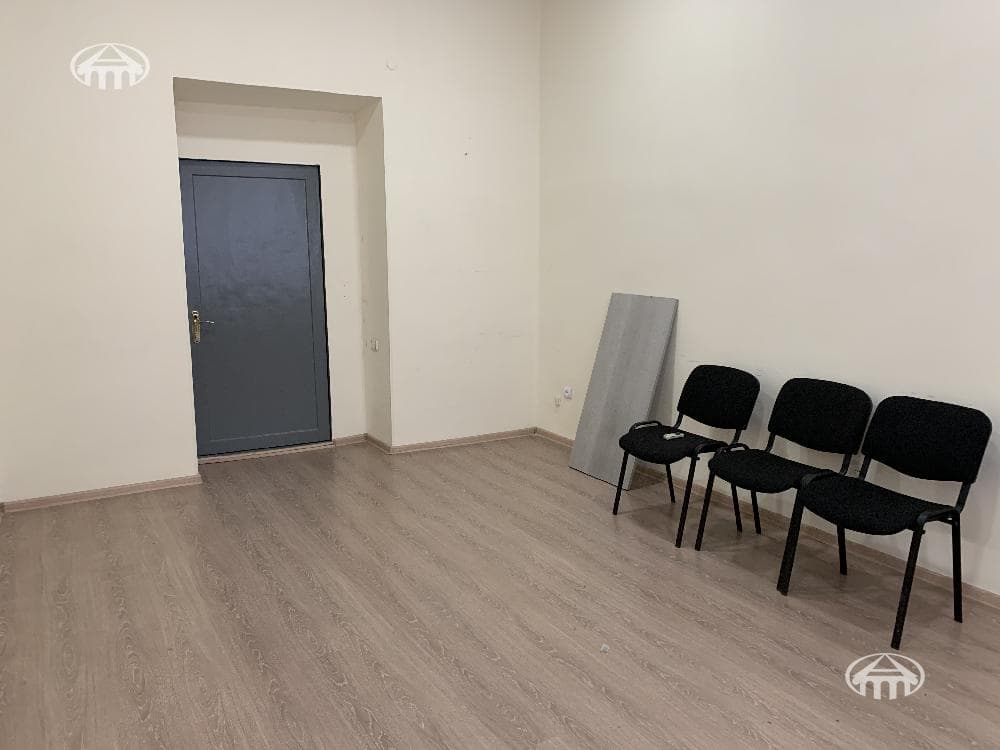 Գրասենյակ · 19 մ² · Կենտրոն