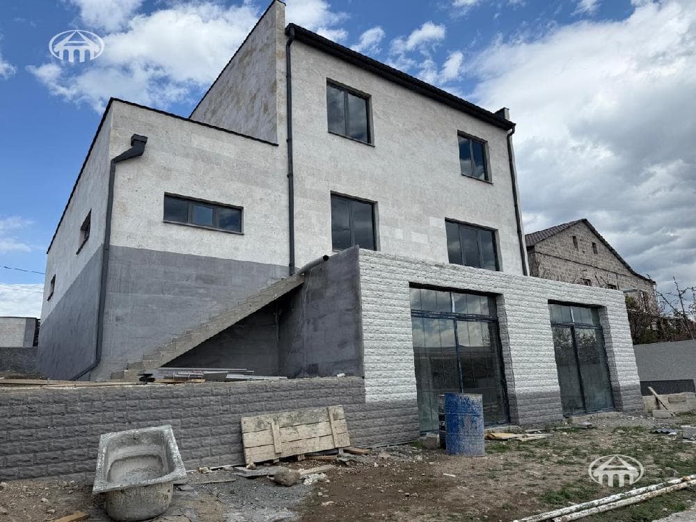 Mansion · 461 m² · Arinj
