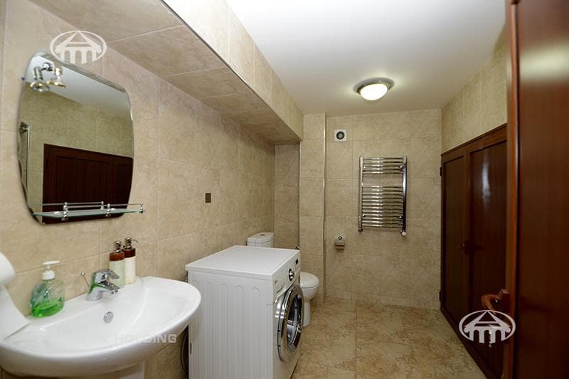 House · 5 rooms · 678 m² · Kentron