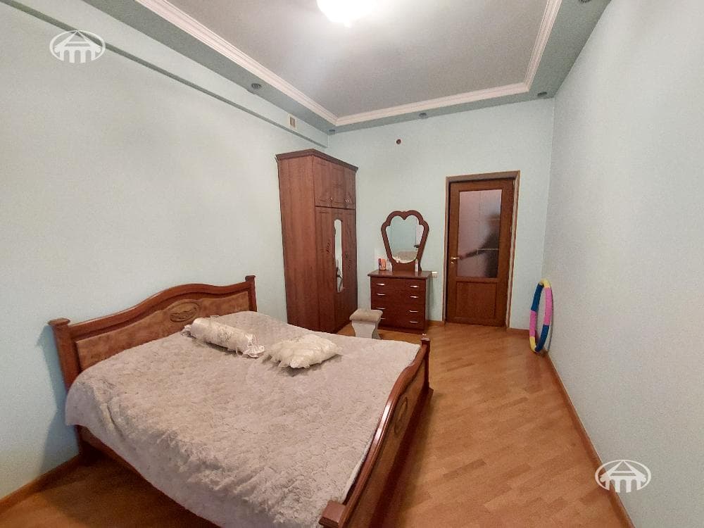 House · 5 rooms · 330 m² · Kentron