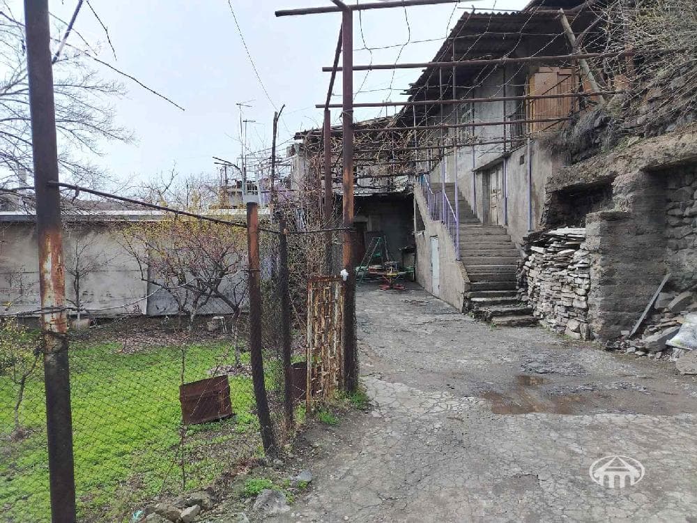 Land · 1,589 m² · Kentron