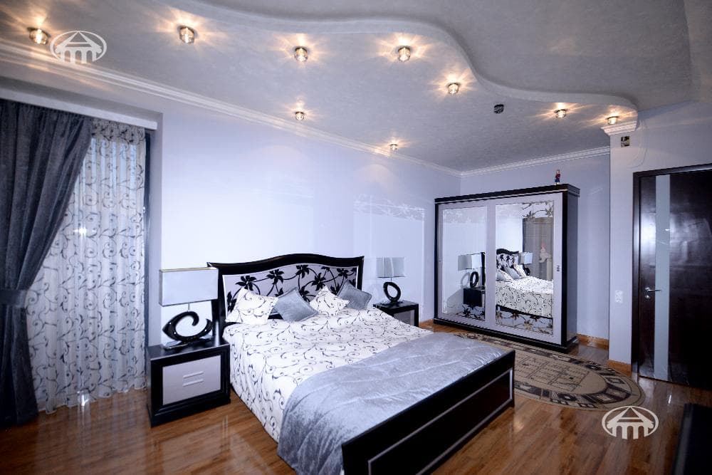 Квартира · 5 комн. · 300 м² · Кентрон
