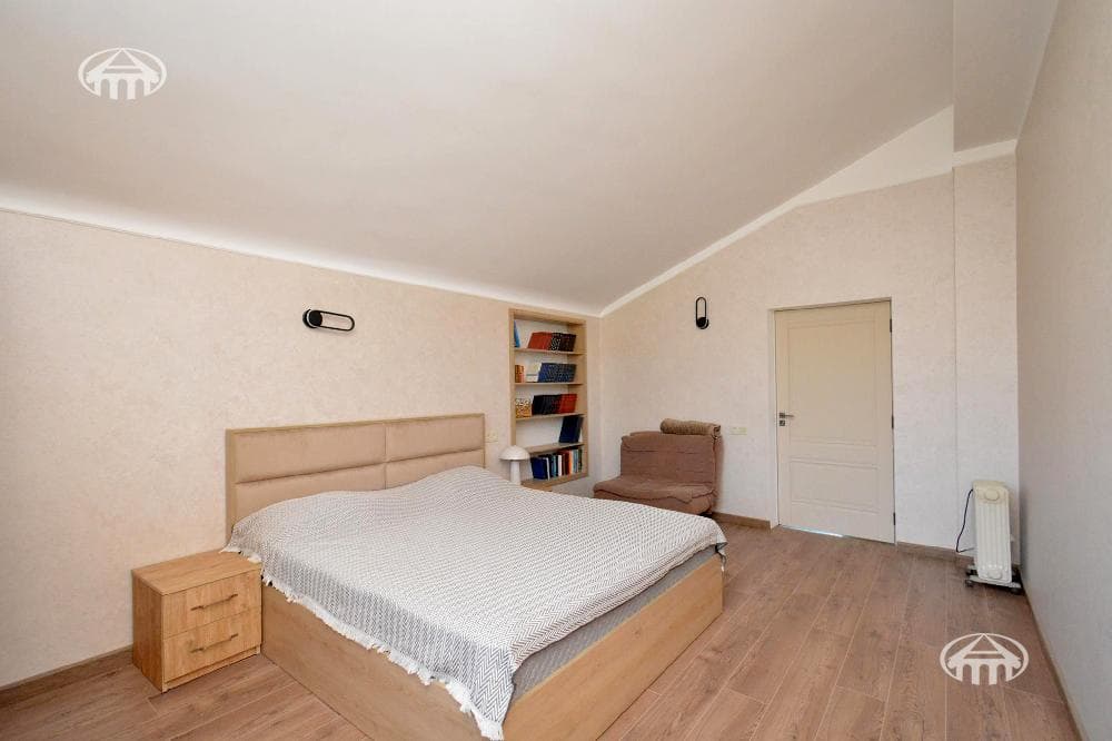 Особняк · 4 комн. · 272 м² · Птгни