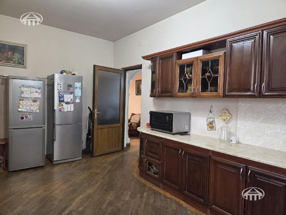 House · 6 rooms · 865 m² · Arabkir