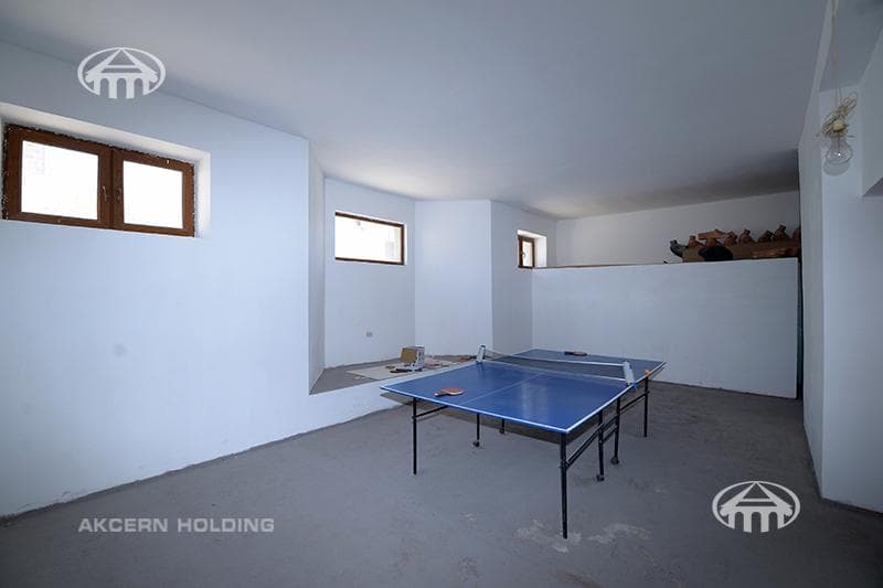 Mansion · 5 rooms · 330 m² · v. Arinj