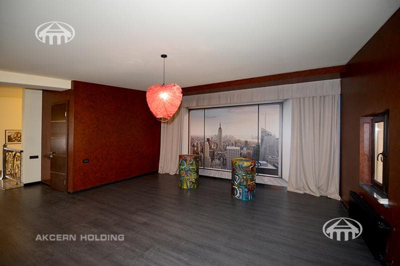 House · 5 rooms · 678 m² · Kentron