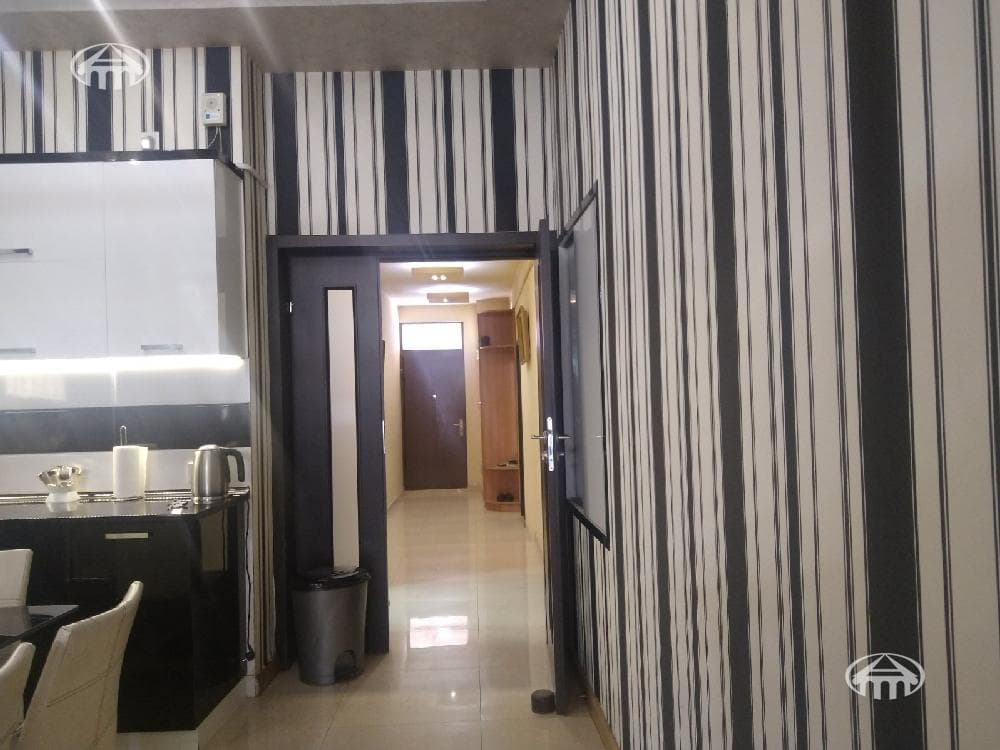 House · 5 rooms · 204 m² · Kentron