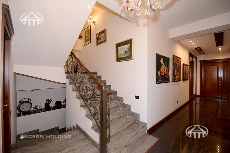House · 5 rooms · 678 m² · Kentron