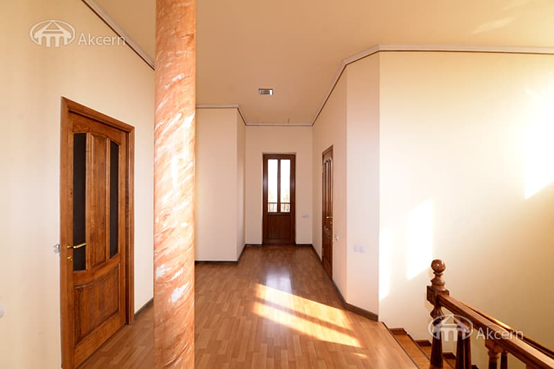 Առանձնատուն · 6 սեն. · 532 մ² · Զովունի
