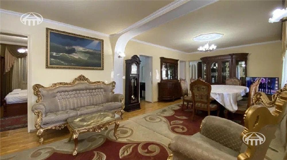 Առանձնատուն · 9 սեն. · 584 մ² · Կենտրոն